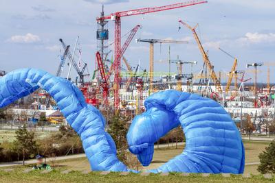 bauma 2025, Blick vom Riemer Park auf die unz?hligen Kr?nen, vorne trainiert ein Gleitschirmflieger, weltweit gr??te Baumaschinenmesse, M?nchen, 5. April 2025-stock-photo