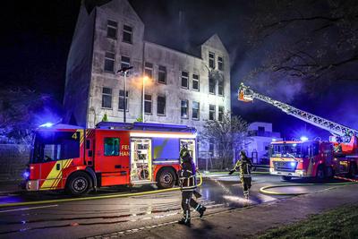 Zwei Wohnungen brennen zeitgleich in unbewohntem Mehrfamilienhaus ausgebrannt - 3 L?schz?ge der Berufsfeuerwehr im Einsatz-stock-foto