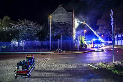 Zwei Wohnungen brennen zeitgleich in unbewohntem Mehrfamilienhaus ausgebrannt - 3 L?schz?ge der Berufsfeuerwehr im Einsatz-stock-foto