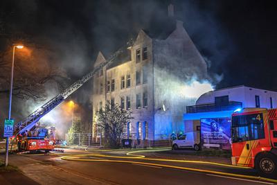 Zwei Wohnungen brennen zeitgleich in unbewohntem Mehrfamilienhaus ausgebrannt - 3 L?schz?ge der Berufsfeuerwehr im Einsatz-stock-foto