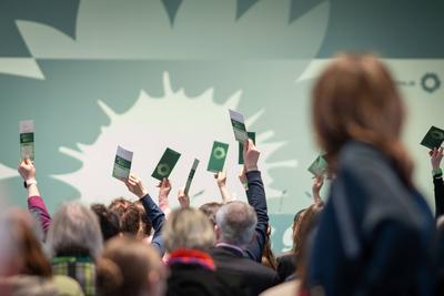B?ndnis 90 / Die Gr?nen ? L?nderrat ? kleiner Parteitag in Berlin ? Abstimmung mit Stimmkarten-stock-foto
