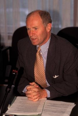 Bildnummer: 50123765  Datum: 15.05.1996  Copyright: imago/SommerHans-Peter Repnik (CDU/Stellvertretender Fraktionsvorsitzender) - Deutsche Politiker werben bei Vertretern der amerikanischen Handelskammer f?r den Wirtschaftsstandort Deutschland , Personen; 1996, Bonn, Politik, Wirtschaft, Wirtschaftspolitik, Wirtschaftsbeziehungen, Handelsbeziehungen, American Chamber of Commerce, AmCham, Amerikanische Handelskammer, Bundespolitik, USA, Standort, Kommission, Tagung, Politiker, GER, MdB, Vorsitzender, Fraktion, stellvertretend; , hoch, Kbdia, Portr?t, Deutschland, Aktion, Peop-stock-foto