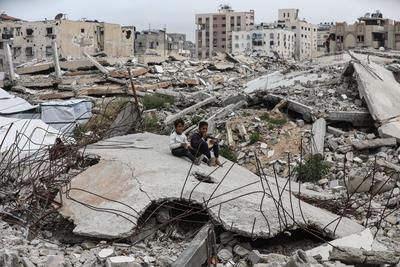 Palestinians try to go about their daily lives amid the rubble of buildings or their makeshift tents-stock-foto