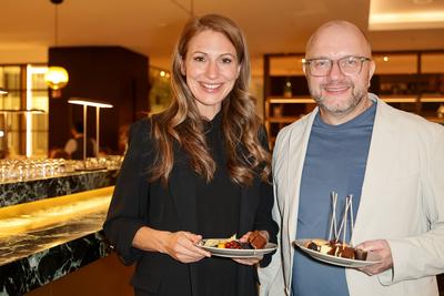 GIRLBOSSES .comtogether No.9 Mara Bergmann mit Buchautor Michael Ehlers D?sseldorf NRW Deutschland *** GIRLBOSSES comtog-stock-foto