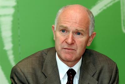 Bildnummer: 51030120  Datum: 05.05.2003  Copyright: imago/Hans-G?nther OedHans-Peter Repnik (GER/Vorstandsvorsitzender Duales System Deutschland AG) anl?sslich einer Pressekonferenz in Bonn, Personen; 2003, Bonn, , Vorstand , Unternehmensf?hrung , Manager , Pressetermin, Vorsitzender, Der Gr?ne Punkt, gr?ner; , quer, Kbdig, Dienstleistungsgewerbe, Wirtschaft, Deutschland, Randbild, People / Portr?t-stock-foto