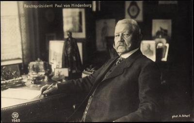 Reichspr?sident Paul von Hindenburg am Schreibtisch AUFNAHMEDATUM GESCH?TZT-stock-foto