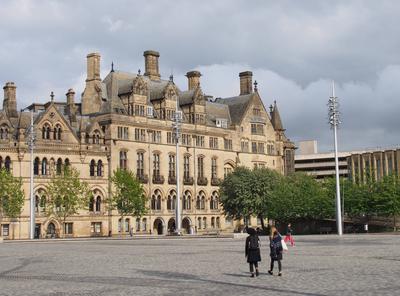 centenary square in bradford west yorkshire with people walking past the city hall and magistrates court buildings bradf-stock-foto