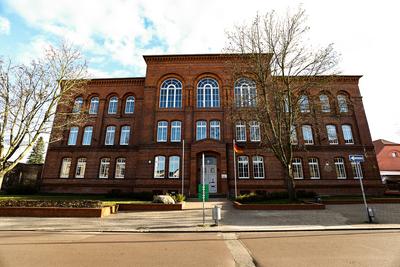 Erste Schule hisst Deutschland-Fahne in Sachsen-Anhalt, das Roland-Gymnasium in Burg hisst Deutschlandflagge. Die Deutsc-stock-foto