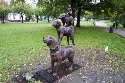 Hamburg - Alstervorland 15.10.21 Neues Denkmal f?r den Tierschutz durch unbekannten Kuenstler aufgestellt Mahnendes Guerilla-Kunstwerk gegen Tierversuche auf Alsterwiese - Stadtmusikanten-Bildnis eines unbekannten K?nstlers  Ausdrucksstarke Figuren stimmen nachdenklich Spazierg?nger am Ufer der Hamburger Au?enalster haben einen neuen Hingucker bekommen. Denn auf einer Alsterwiese steht nun ein mahnendes Guerilla-Kunstwerk gegen Tierversuche, das nicht nur durch seine ausdrucksstarken Figuren zum Nachdenken anregt. Den Bremer Stadtmusikanten nachempfunden tr?gt ein Hund einen Affen, dieser einen Hasen und der eine Ratte auf seinen Schultern. Die hochwertige Plastik sieht aus wie aus Bronze gearbeitet. Ein schweres Fundament sorgt f?r en-stock-photo