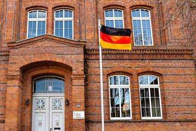 Erste Schule hisst Deutschland-Fahne in Sachsen-Anhalt, das Roland-Gymnasium in Burg hisst Deutschlandflagge. Die Deutsc-stock-foto