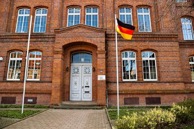 Erste Schule hisst Deutschland-Fahne in Sachsen-Anhalt, das Roland-Gymnasium in Burg hisst Deutschlandflagge. Die Deutsc-stock-foto