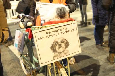 Blick am Montag (17.01.2022) in Rostock auf eine Demonstration von Impfgegnern und Menschen die sich durch die Corona-B-stock-foto