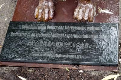 Hamburg - Alstervorland 15.10.21 Neues Denkmal f?r den Tierschutz durch unbekannten Kuenstler aufgestellt Mahnendes Guerilla-Kunstwerk gegen Tierversuche auf Alsterwiese - Stadtmusikanten-Bildnis eines unbekannten K?nstlers  Ausdrucksstarke Figuren stimmen nachdenklich Spazierg?nger am Ufer der Hamburger Au?enalster haben einen neuen Hingucker bekommen. Denn auf einer Alsterwiese steht nun ein mahnendes Guerilla-Kunstwerk gegen Tierversuche, das nicht nur durch seine ausdrucksstarken Figuren zum Nachdenken anregt. Den Bremer Stadtmusikanten nachempfunden tr?gt ein Hund einen Affen, dieser einen Hasen und der eine Ratte auf seinen Schultern. Die hochwertige Plastik sieht aus wie aus Bronze gearbeitet. Ein schweres Fundament sorgt f?r en-stock-photo