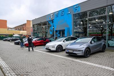Neue Generation, Farbattacke auf Tesla-Center in Reinickendorf, Berlin, 31.03.2025-stock-foto