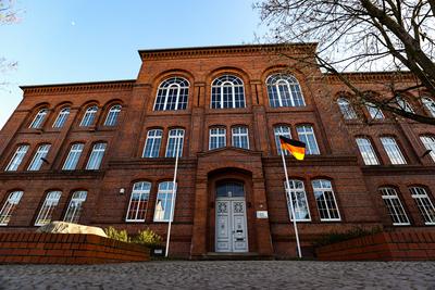 Erste Schule hisst Deutschland-Fahne in Sachsen-Anhalt, das Roland-Gymnasium in Burg hisst Deutschlandflagge. Die Deutsc-stock-foto
