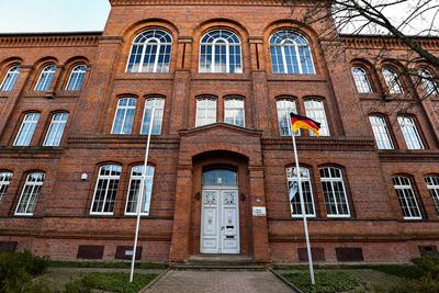 Erste Schule hisst Deutschland-Fahne in Sachsen-Anhalt, das Roland-Gymnasium in Burg hisst Deutschlandflagge. Die Deutsc-stock-foto