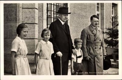 Reichskanzler Adolf Hitler auf Gut Neudeck, Reichspr?sident Hindenburg, Hindenburgs Enkelkinder *** Reich Chancellor Ado-stock-foto