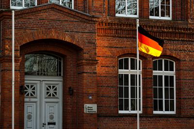 Erste Schule hisst Deutschland-Fahne in Sachsen-Anhalt, das Roland-Gymnasium in Burg hisst Deutschlandflagge. Die Deutsc-stock-foto