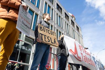 Demonstration gegen Tesla in Berlin-stock-foto