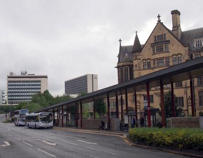 people waiting at bus stops outside the town hall in bradford west yorkshire bradford, west yorkshire, united kingdom --stock-foto