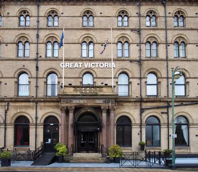 the facade of the historic 19th century great victoria hotel in bradford west yorkshire bradford, west yorkshire, united-stock-foto
