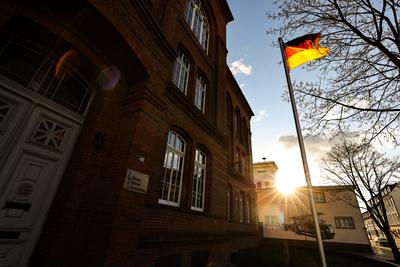 Erste Schule hisst Deutschland-Fahne in Sachsen-Anhalt, das Roland-Gymnasium in Burg hisst Deutschlandflagge. Die Deutsc-stock-foto