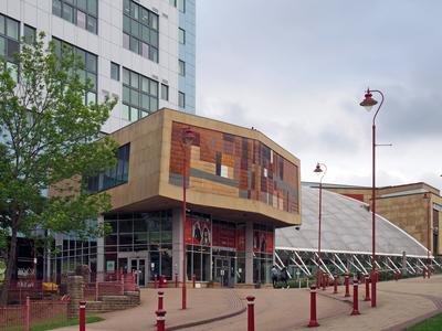 people walking past the main entrance of the richmond building built in 1966 for the university of bradford bradford, we-stock-foto