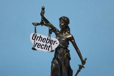 Justitia mit dem Schriftzug Urheberrecht-stock-foto