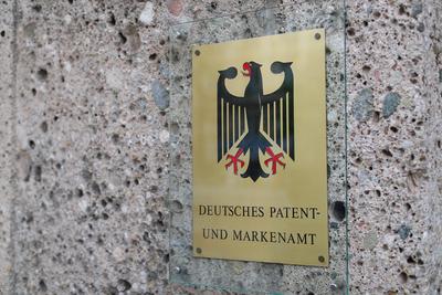 18.04.2024, M?nchen, Schild Nahaufnahme Bundesadler Amt f?r Patente und Marken. Markenamt und Patentamt. Beh?rde. Bayern-stock-foto
