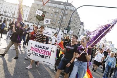 Dyke* March Hamburg Am 02 August 2019 fand in Hamburg der sogenannte Dyke* March statt Das Wort Dy-stock-photo