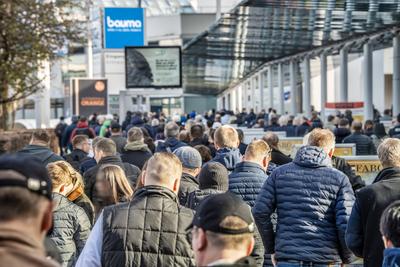 Andrang zur Er?ffnung der bauma 2025, der weltweit gr??ten Baumaschinenmesse, Messe M?nchen, 7. April 2025-stock-foto