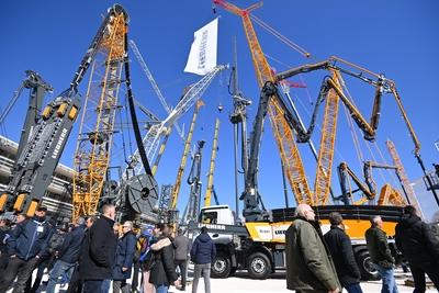 BAUMA  2025 -weltgroesste Messe fuer Baumaschinen vom 7.-13.April 2025-stock-foto