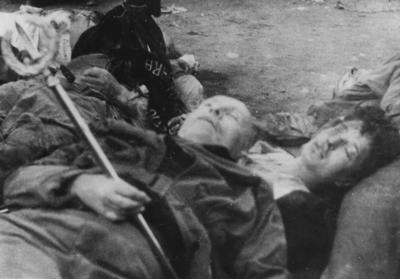 Bildnummer: 55850265  Datum: 28.04.1945  Copyright: imago/United ArchivesWW2: Benito Mussolini lies dead in the public square of Milan, his head resting on the corpse of his mistress, Glara Petracci. In his hand is a Fascist Standard, placed there by Italian partisans. Mono Print kbdig 2011 quer Italians war in Italy 7. IA66347 174/17159 World War Two WWII  o0 Zweiter Weltkrieg, Krieg, 2. !AUFNAHMEDATUM GESCH?TZT!, people, Politik Leiche 55850265 Date 28 04 1945 Copyright Imago United Archives WW2 Benito Mussolini Lies Dead in The Public Square of Milan His Head RESTING ON The Corpse of His Mistress Glara Petracci in His Hand IS a Fascist Standard placed There by Italian  Mono Print Kbdig 2011 horizontal Italians was in Italy 7 IA66347 174  World was Two WWII o0 Second World War II War 2 date estimated Celebrities politics Corpse-stock-foto
