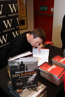 Bildnummer: 51677292  Datum: 23.09.2005  Copyright: imago/Fraser BandAutor Ian Rankin (SCO) w?hrend einer Autogrammstunde in Perth - PUBLICATIONxNOTxINxUK, Personen; 2005, Perth, Pressetermin, signiert, schreibt, Autogramm,; , hoch, Kbdig, Einzelbild, Literatur, Kunst, Schottland, Randbild, People o0 Schriftsteller-stock-foto