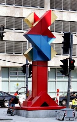 Bildnummer: 51385928  Datum: 09.06.2005  Copyright: imago/Horst RudelMontage einer Skulptur von Otto-Herbert-Hajek in Stuttgart, Objekte, Personen; 2005, Stuttgart, Skulpturen, montieren, Kran, Kr?ne, Aufstellung, Bauarbeiter, Arbeiter, Mann, M?nner,; , hoch, Kbdig, Totale, Bildhauerei, Kunst, Baugewerbe, Wirtschaft, Deutschland, Arbeitswelten, Gesellschaft,  ,-stock-photo