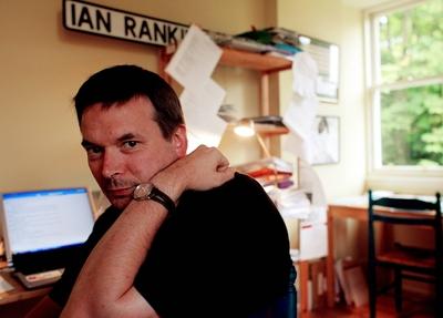 Bildnummer: 51365916  Datum: 12.09.2005  Copyright: imago/momentphoto/R?hnerSchriftsteller Ian Rankin (SCO) in seinem Haus in Edinburgh, Personen; 2005, Edinburgh, Homestory, Fotoshooting, Autor; , quer, Kbdig, Einzelbild, close, Literatur, Kunst, Schottland, Privatbild, People-stock-foto