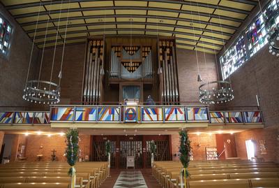 Osterspaziergänge im Landkreis: Nürtingen: Kirche St. Johannes mit Gestaltung von Otto Herbert Hajek. Osterspaziergänge-stock-foto