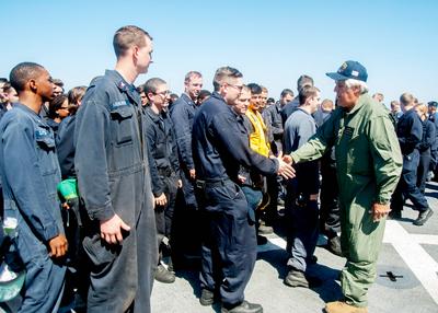 PACIFIC OCEAN (May 9, 2016) Former Tonight Show host Jay Leno shakes hands with Sailors"! hands aboard the dock landing-stock-foto
