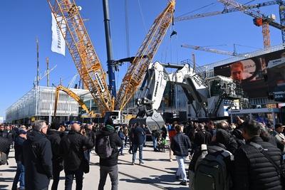BAUMA  2025 -weltgroesste Messe fuer Baumaschinen vom 7.-13.April 2025-stock-foto