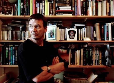 Bildnummer: 51365921  Datum: 12.09.2005  Copyright: imago/momentphoto/R?hnerSchriftsteller Ian Rankin (SCO) in seinem Haus in Edinburgh, Personen; 2005, Edinburgh, Homestory, Fotoshooting, Autor; , quer, Kbdig, Einzelbild, Literatur, Kunst, Schottland, Privatbild, People-stock-foto