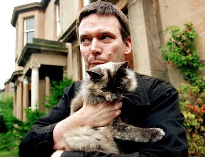 Bildnummer: 51365924  Datum: 12.09.2005  Copyright: imago/momentphoto/R?hnerSchriftsteller Ian Rankin (SCO) vor seinem Haus in Edinburgh, Personen , Tiere; 2005, Edinburgh, Homestory, Fotoshooting, Autor, Katze, Katzen; , quer, Kbdig, Einzelbild, close, Literatur, Kunst, Schottland, Privatbild, People-stock-foto