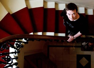 Bildnummer: 51365927  Datum: 12.09.2005  Copyright: imago/momentphoto/R?hnerSchriftsteller Ian Rankin (SCO) in seinem Haus in Edinburgh, Personen , Highlight; 2005, Edinburgh, Homestory, Fotoshooting, Autor; , quer, Kbdig, Einzelbild, Literatur, Kunst, Vogelperspektive, Perspektive, Schottland, Privatbild, People-stock-foto
