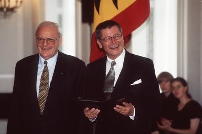 Bildnummer: 56876112  Datum: 01.10.1998  Copyright: imago/teutopressRoman Herzog (l.) verleiht Prof. Dr.h.c. Otto Herbert Hajek das Bundesverdienstkreuz 10/98 te Mann Gesellschaft Verleihung Brille seri?s Jackett Krawatte Hemd stehend Medaille l?chelnd halb quer Bundesverdienstkreuzverleihung People x0x xsk 1998 quer  56876112 Date 01 10 1998 Copyright Imago  Novel Herzog l awards Prof Dr H C Otto Herbert Hajek the Federal Cross of Merit 10 98 Te Man Society award Ceremony Glasses seriously Jacket Tie Shirt standing Medal smiling half horizontal Federal Cross of Merit award Celebrities x0x xSK 1998 horizontal-stock-foto