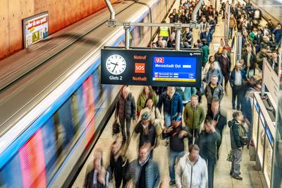 Gro?er Andrang von Messebesuchern im U-Bahnhof Messestadt West, Er?ffnung der bauma 2025 am Montagmorgen, weltweit gr??te Baumaschinenmesse, Messe M?nchen, 7. April 2025-stock-foto