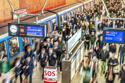 Gro?er Andrang von Messebesuchern im U-Bahnhof Messestadt West, Er?ffnung der bauma 2025 am Montagmorgen, weltweit gr??te Baumaschinenmesse, Messe M?nchen, 7. April 2025-stock-foto