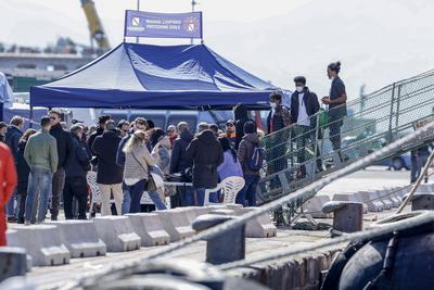 Emergency's Life Support Arrives in Naples with 171 Rescued Migrants-stock-foto