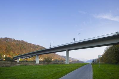 Elbbr?cke in Bad Schandau gesperrt. Die Elbbr?cke in Bad Schandau (B 172) ist ab sofort f?r jeglichen Verkehr gesperrt.-stock-photo