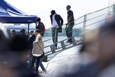 Emergency's Life Support Arrives in Naples with 171 Rescued Migrants-stock-foto