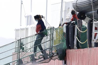 Emergency's Life Support Arrives in Naples with 171 Rescued Migrants-stock-foto