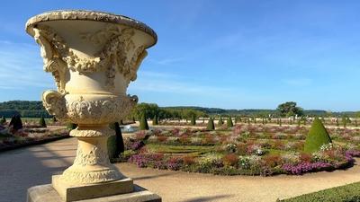The beautiful gardens at Versailles Castle in Paris The beautiful gardens at Versailles Castle in Paris - travel photogr-stock-photo